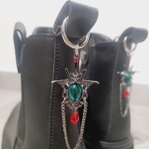 Gotiska fladdermus-skoberlocker – Silverstövelberlocker för Dr Martens – Röda & gröna ädelstenar i originalstil