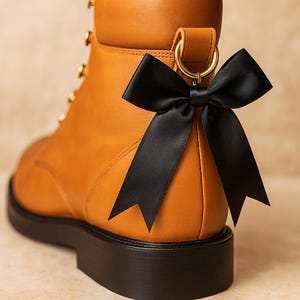 Zwart satijnen strik schoenbedels | Dr. Martens-accessoires | Bedeltjes voor flirtlaarzen