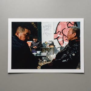 Stampa fotografia di strada | Fotografia candida bar | Quadro street art Italia | Foto documentario urbano