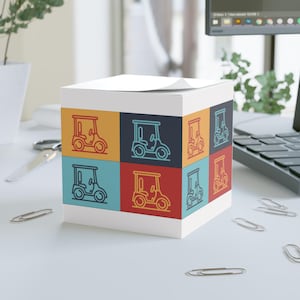 Cubo de notas para escritorio con diseño de carrito de golf, bloques de color, 700 hojas adhesivas, temática de golf, ideal para escritorio, encimera de cocina o como regalo perfecto para la jubilación de golfistas.