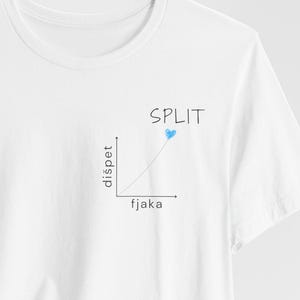 Może przedstawiać: Biała koszulka z grafiką wykresu liniowego i słowem "SPLIT" nad nim. Wykres ma niebieskie serce i słowa "dispet" i "fjaka" na osiach. Koszulka jest wykonana z miękkiego materiału.
