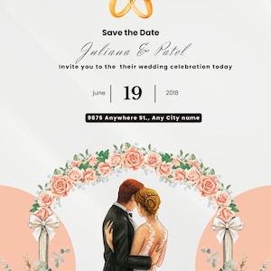 Puede incluir: Invitación de boda con un arco floral y una pareja abrazándose. Anillos dorados y texto "Save the Date" y "Juliana & Patel". La fecha es el 19 de junio de 2018.