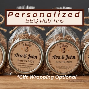 Puede incluir: Latas de condimento para barbacoa personalizadas en bolsas transparentes con lazos de cuerda. Cada lata tiene una etiqueta marrón con los nombres "Ava & John" y la fecha "15 de junio de 2026". El texto "O-SAUCE" también está en la etiqueta.