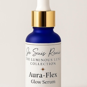 Puede incluir: Botella de vidrio azul oscuro con tapón dorado y cuentagotas blanco. La etiqueta dice "Je Suis Renie, The Luminous Luxe Collection, Aura-Flex Glow Serum, 30ml."