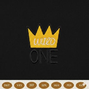 Puede incluir: Diseño bordado con una corona amarilla con el texto "WILD ONE" en escritura blanca y la palabra "ONE" en letras negras. El diseño está sobre un fondo negro.