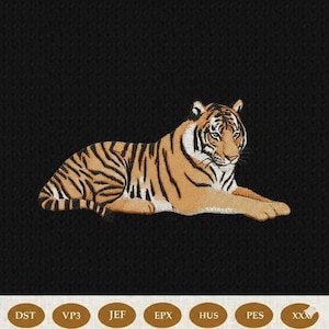 Op de afbeelding: Geborduurd tijgerontwerp in oranje, zwart en wit, liggend op een zwarte achtergrond. De tijger heeft gedetailleerde strepen en gelaatstrekken. De afbeelding is waarschijnlijk voor een patch of borduurpatroon.