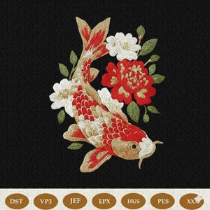 Może przedstawiać: Haftowany wzór karpia koi z czerwonymi, złotymi i białymi detalami, otoczony czerwonymi i białymi kwiatami oraz zielonymi liśćmi, na czarnym tle. Wzór jest szczegółowy i skomplikowany.