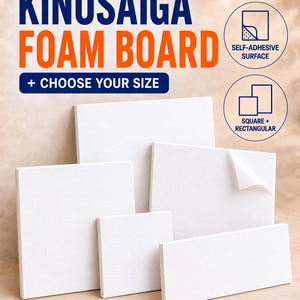 Könnte beinhalten: Eine Sammlung weißer Kinusaiga-Schaumstoffplatten in verschiedenen quadratischen und rechteckigen Größen. Die Platten verfügen über eine selbstklebende Oberfläche mit einer abziehbaren Ecke. Der Text lautet: KINUSAIGA FOAM BOARD + CHOOSE YOUR SIZE, SELF-ADHESIVE SURFACE, SQUARE + RECTANGULAR.