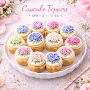 Può includere: Una dozzina di cupcake con glassa bianca, ognuno sormontato da un design floreale di ortensia colorato e dettagliato. I cupcake sono disposti su un piatto bianco smerlato. L'immagine include il testo "Cupcake Toppers - Spring Parties".