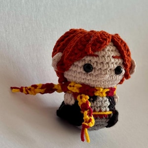 Roland der Zauberer Iconic Amigurumi Serie | Von Magie inspiriertes gehäkeltes Sammlerstück | Ein handgemachtes Geschenk für Fantasy Fans