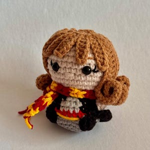 Hermione Die Zauberin Iconic Amigurumi Serie | Von Magie inspiriertes gehäkeltes Sammlerstück | Ein handgemachtes Geschenk für Fantasy Fans