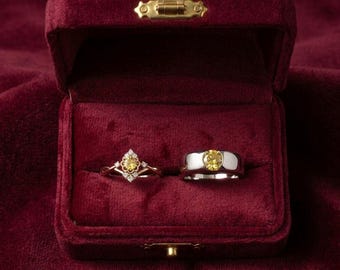 Anillos de pareja inspirados en La Bella y la Bestia: corona de piedra amarilla y alianza a juego.