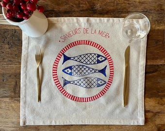 Mantel individual con sardinas impresas a mano – Mantel costero francés, servicio americano