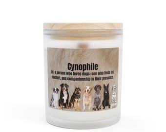 Puede incluir: Una vela blanca con tapa de madera. La etiqueta dice "Cynophile" con una definición e imágenes de varias razas de perros. Un artículo decorativo para los amantes de los perros.