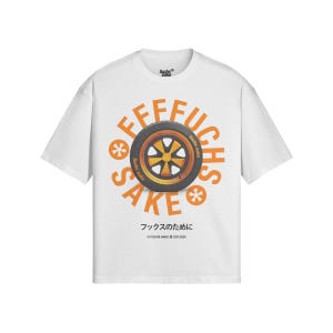 Op de afbeelding: Wit T-shirt met een grafisch ontwerp met een oranje en zwarte wiel met de tekst "FFFFUCHS SAKE" in het oranje. Het shirt bevat ook Japanse tekst en de merknaam.