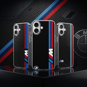 Può includere: Tre custodie per telefono con un design in fibra di carbonio nera e una striscia verticale rossa, blu e bianca. Ogni custodia presenta la lettera "M" e un logo BMW. Le custodie sono per smartphone.