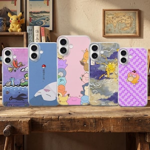 Può includere: Cinque cover per smartphone con vari personaggi e design Pokémon. Le cover mostrano scene con Ho-Oh, Snorlax con testo giapponese, un bordo di vari Pokémon su sfondo rosa, una creatura elettrica gialla tra le nuvole e Psyduck su un motivo viola.