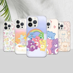 Może przedstawiać: Kolekcja pięciu etui na telefony z kolorowymi wzorami Care Bears. Etui prezentują różne Care Bears na tle tęczy, chmur i wzorów. Etui są w różnych kolorach, w tym różowym, niebieskim i żółtym.
