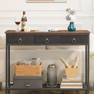 Consola estrecha con dos cajones y estantes abiertos. Mesa de sofá de entrada estrecha.