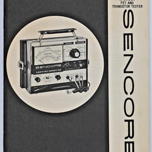 Puede incluir: Manual de servicio del comprobador de transistores y FET en circuito Sencore TF17. La portada presenta una imagen en blanco y negro del comprobador, un diseño circular y el logotipo de Sencore. Guía de servicio.