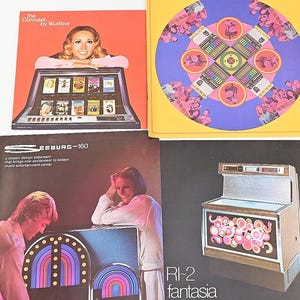 Puede incluir: Una colección de anuncios y folletos de máquinas de discos antiguos. La parte superior izquierda presenta un anuncio de Wurlitzer con una mujer y una ilustración de una máquina de discos. Otros anuncios muestran modelos Seeburg y RI-2, con diseños retro y texto.