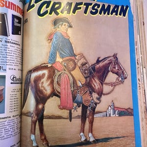 Può includere: Copertina della rivista vintage "Leather Craftsman" con un cowboy a cavallo. L'illustrazione mostra un cowboy con una camicia blu, una sciarpa rossa e un cappello, che cavalca un cavallo marrone. Il titolo della rivista è in grandi lettere gialle.