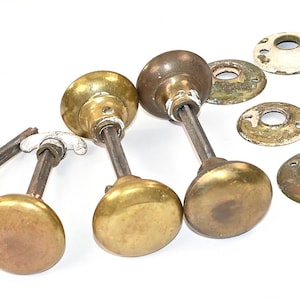 Lotto di pomelli per porte in ottone antico, rosette e fusi in stile vittoriano vintage.