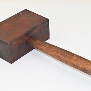 Martelo de madeira maciça antigo, ferramenta primitiva de carpinteiro/marceneiro para fazenda.