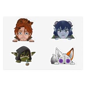 Op de afbeelding: Een stickervel met vier verschillende stripfiguren: een vermoeid persoon met een bruine kat op het hoofd, een blauwhuidig personage met hoorns, een groenhuidig personage in een donkere kap met een toverdrankflesje en een witte vos met paarse knoopogen.