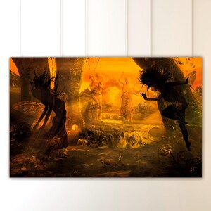 Può includere: Una stampa artistica raffigurante una scena fantasy con sagome di fate e altre creature mitiche in una foresta dorata. L'opera presenta trame dettagliate e una calda tavolozza di colori.
