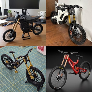 Könnte beinhalten: Eine Collage von vier Miniaturfahrrädern und Motorrädern. Die Fahrräder sind schwarz, gold und rot, mit schwarzen Reifen und goldener Federung. Ein Motorrad ist schwarz, ein anderes weiß mit goldener Federung. Die Fahrräder sind ausgestellt.