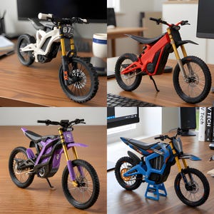 Könnte beinhalten: Vier Miniatur-Elektro-Dirtbikes in Weiß, Rot, Lila und Blau. Jedes Motorrad hat schwarze Reifen, eine goldene Federung und einen schwarzen Sitz. Das weiße Motorrad hat die Nummer 67 auf der Vorderseite. Das blaue Motorrad hat das Wort CHAMP auf dem Ständer.