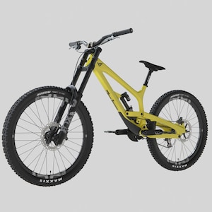 Könnte beinhalten: Ein gelbes Mountainbike mit schwarzen Reifen und Komponenten. Das Fahrrad verfügt über eine Federgabel, Scheibenbremsen und einen schwarzen Sattel. Die Reifen tragen den Markennamen "Maxxis". Der Rahmen trägt den Markennamen "YT".