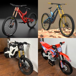 Könnte beinhalten: Es werden vier verschiedene Mountainbikes und Motorräder gezeigt. Die Fahrräder sind in Rot, Blau und Gelb gehalten. Die Motorräder sind rot und weiß. Die Fahrräder und Motorräder haben schwarze Reifen und werden ausgestellt.