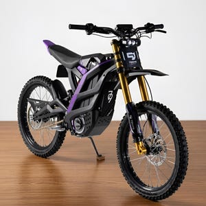 Puede incluir: Moto de cross eléctrica negra y morada con horquillas de suspensión doradas y neumáticos negros. La moto tiene un asiento, manillar y cuadro negros con detalles morados. La parte delantera de la moto tiene un faro y el nombre de la marca "Sur Ron".