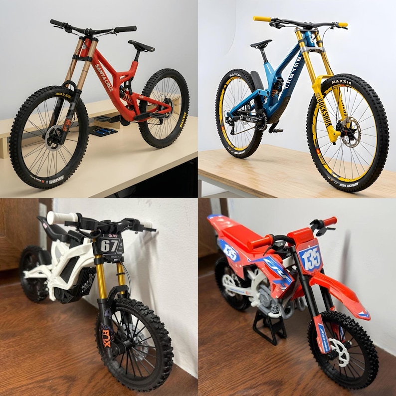 Puede incluir: Se muestran cuatro bicicletas y motocicletas en miniatura. Una bicicleta de monta&ntilde;a roja, una bicicleta de monta&ntilde;a azul con detalles amarillos, una motocicleta blanca con horquillas doradas y una moto de cross roja con gr&aacute;ficos azules.