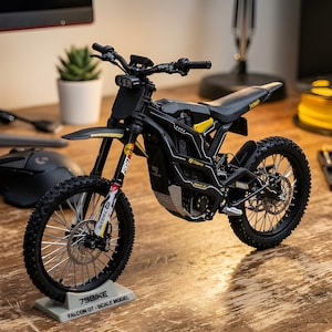 Könnte beinhalten: Ein detailliertes Modell eines schwarzen und gelben 79BIKE Falcon GT Motorrads. Das Modell weist realistische Details wie Reifen, Federung und Sitz auf. Auf dem Sockel steht "79BIKE FALCON GT - SCALE MODEL".
