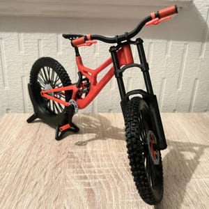 Nuovo set di 4 MTB V10, Pro Series Downhill, Extreme, Miniature, Mountain Suspension Bikes - Modelli 3D in formato .stl - Download immediato immagine 10