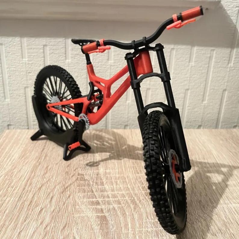 Nuovo set di 4 MTB V10, Pro Series Downhill, Extreme, Miniature, Mountain Suspension Bikes - Modelli 3D in formato .stl - Download immediato immagine 10