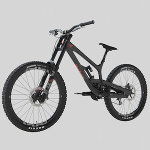 Könnte beinhalten: Ein schwarzes Mountainbike mit Federgabel und Scheibenbremsen. Das Fahrrad hat schwarze Reifen mit weißer Schrift und einen schwarzen Sattel. Der Rahmen hat rote Akzente. Der Lenker ist silber.
