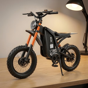 K&ouml;nnte beinhalten: Schwarz-oranges Elektro-Dirtbike mit rundem Scheinwerfer und Stollenreifen. Das Bike hat einen schwarzen Sitz, Lenker und Rahmen mit orangefarbenen Federgabeln. Auf der Seite des Bikes steht der Text "GT16".