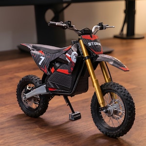 Könnte beinhalten: Schwarzes und rotes Elektro-Dirtbike mit goldenen Federgabeln. Das Motorrad hat einen schwarzen Sitz, die Nummer 7 an der Seite und das Wort "STORM" auf der Vorderseite. Die Reifen sind schwarz mit einem Stollenprofil. Auf der Fußraste steht "CHAMP".