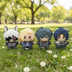 Könnte beinhalten: Vier Plüschpuppen mit Anime-Charakterdesigns stehen auf einer Wiese mit Gänseblümchen. Die Puppen haben unterschiedliche Haarfarben und Outfits, darunter Grau, Blond, Teal und Marine. Die Puppen stehen aufrecht.