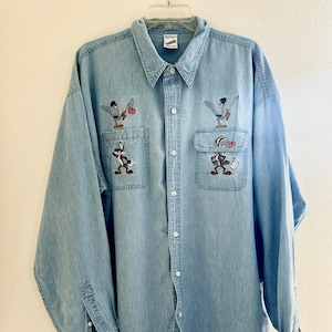 Camisa Bordada Chambray | Camisa Looney Tunes | Camisa Vintage Looney Tunes Botão Down | Vintage Warner Bros. | Camisa Denim Algodão | Anos 90