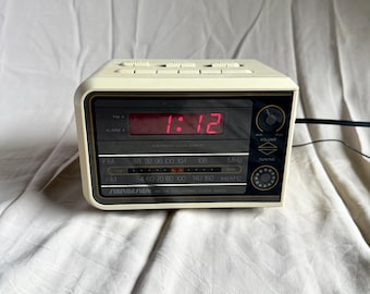 Radio reloj despertador analógico / Radio reloj cubo AM/FM Soundesign vintage