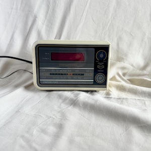 Vintage Sounddesign-wekkerradio | Wekkerradio uit de jaren 90 | Cube-klokradio | Huisstijl uit de jaren 90 | Cube-wekkertimer in verouderd wit