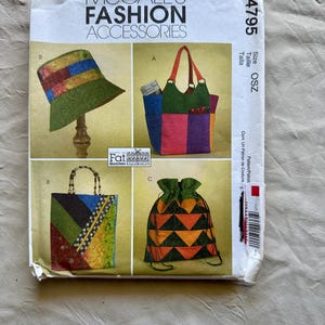Patrón McCalls 4795 Talla única Gorros, bolsos y carteras de señoras sin cortar 2005 / Gorro de pescador / Bolso con cordón / Bolso de mano / Costura Y2K