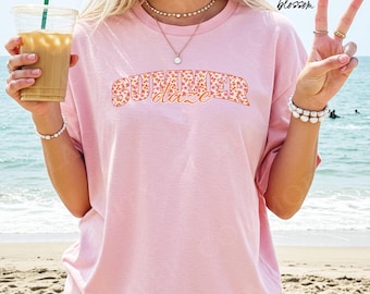 Summer Daze Graphic T-Shirt, Boho Summer Vibes Beach Vacation Tee, Retro Floral Script Text Boxy Shirt, Festival Outfit