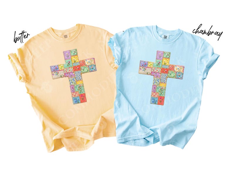 Puede incluir: Dos camisetas de manga corta, una amarilla mantequilla y otra azul claro, cada una con un dise&ntilde;o de cruz. La cruz est&aacute; compuesta por cuadrados de patchwork coloridos con motivos florales. La palabra "butter" est&aacute; escrita en cursiva en la camiseta amarilla, y "chambray" en la azul.