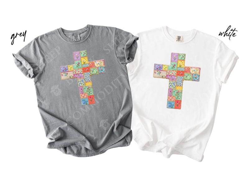 Puede incluir: Dos camisetas, una gris y otra blanca, cada una con un dise&ntilde;o de cruz colorida. La cruz est&aacute; compuesta por varios parches cuadrados con dise&ntilde;os florales y estampados. La palabra "grey" est&aacute; escrita en cursiva a la izquierda y "white" a la derecha.